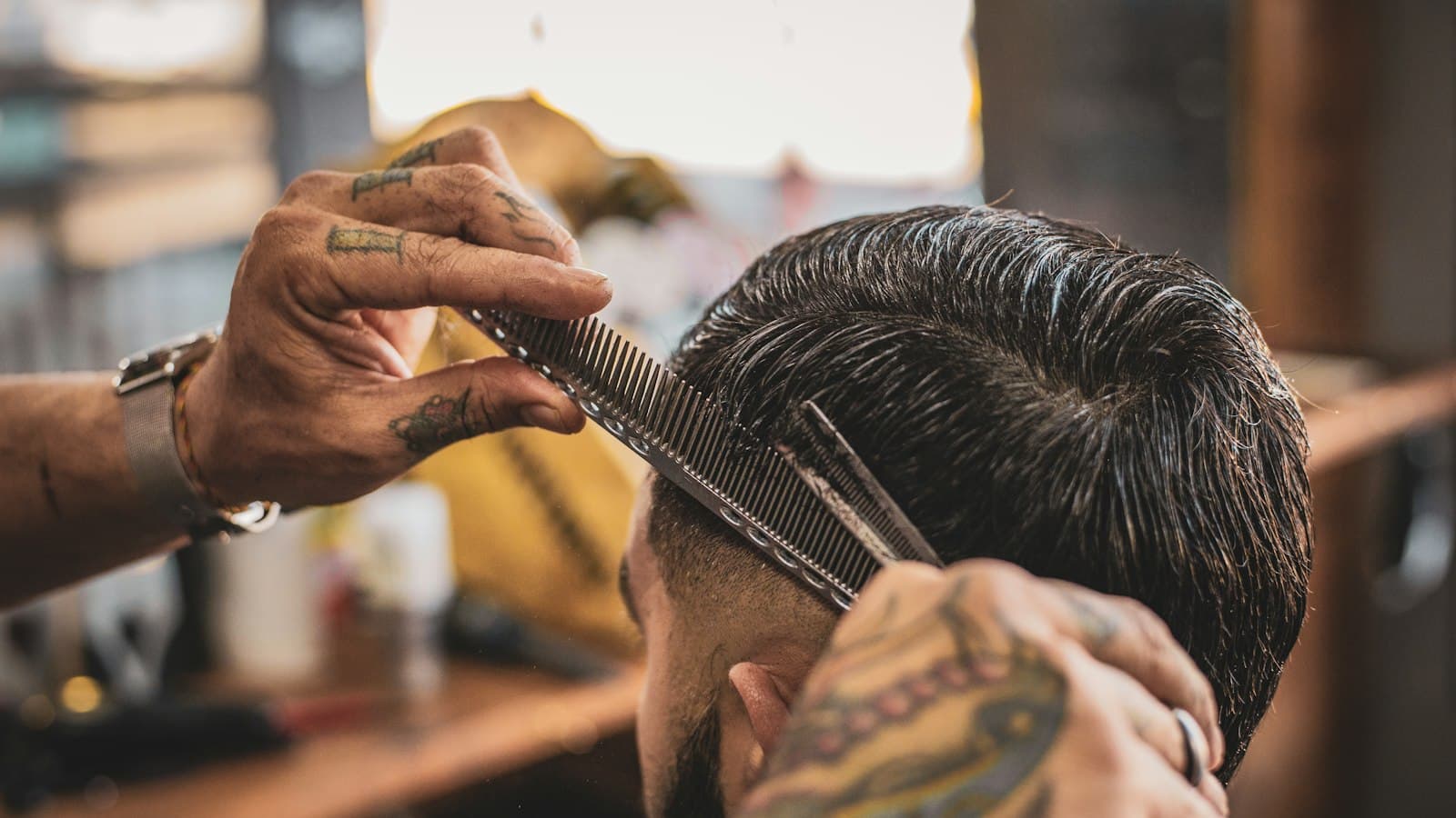 Gwarek Barbershop — barber przy pracy